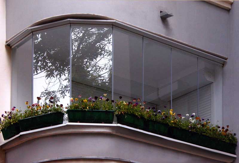 Glazed balconies overheat – how can this be fixed?